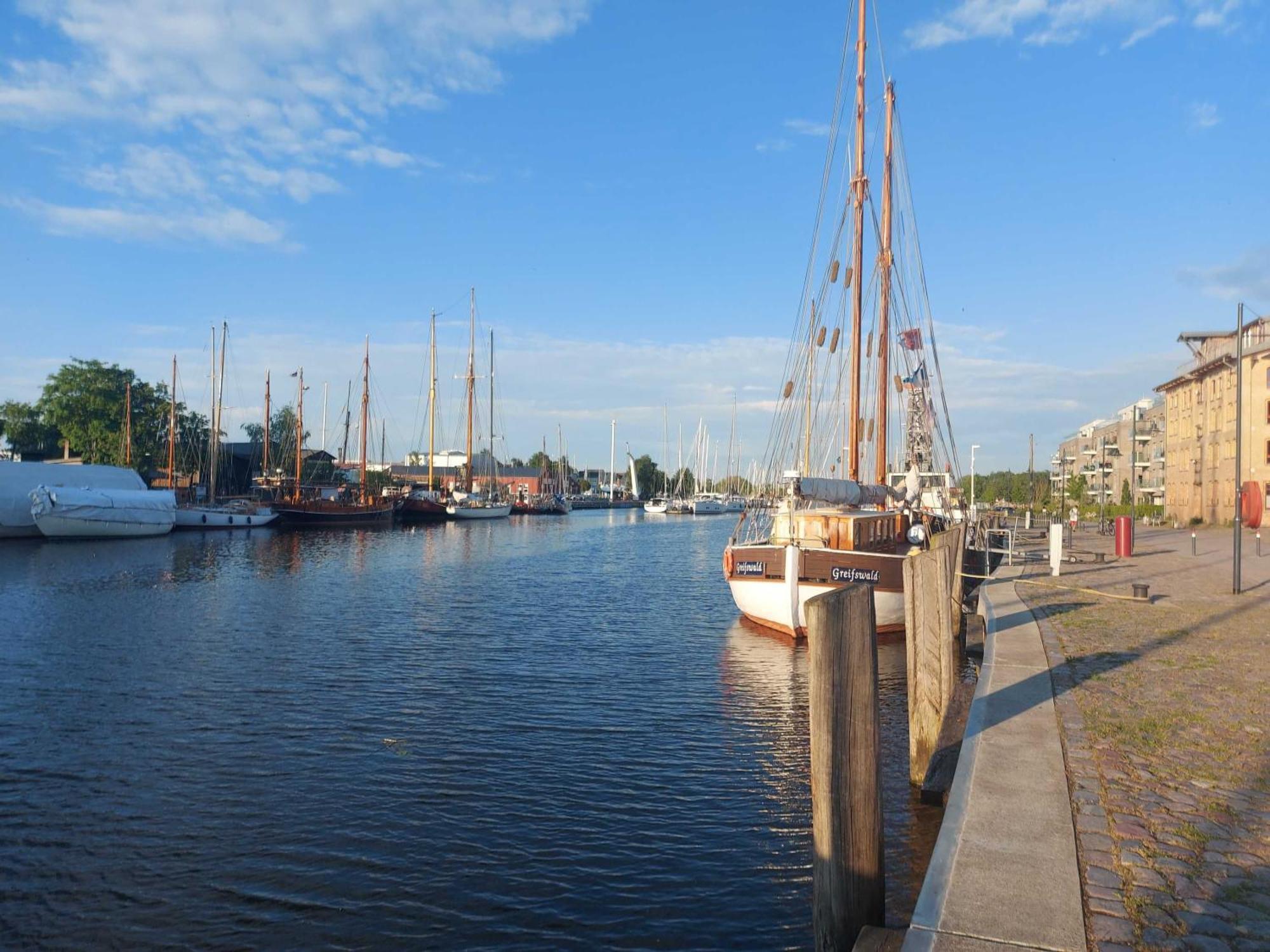 Hochwertige Ferienwohnung Direkt Am Wasser Mit Balkon Greifswald Eksteriør billede