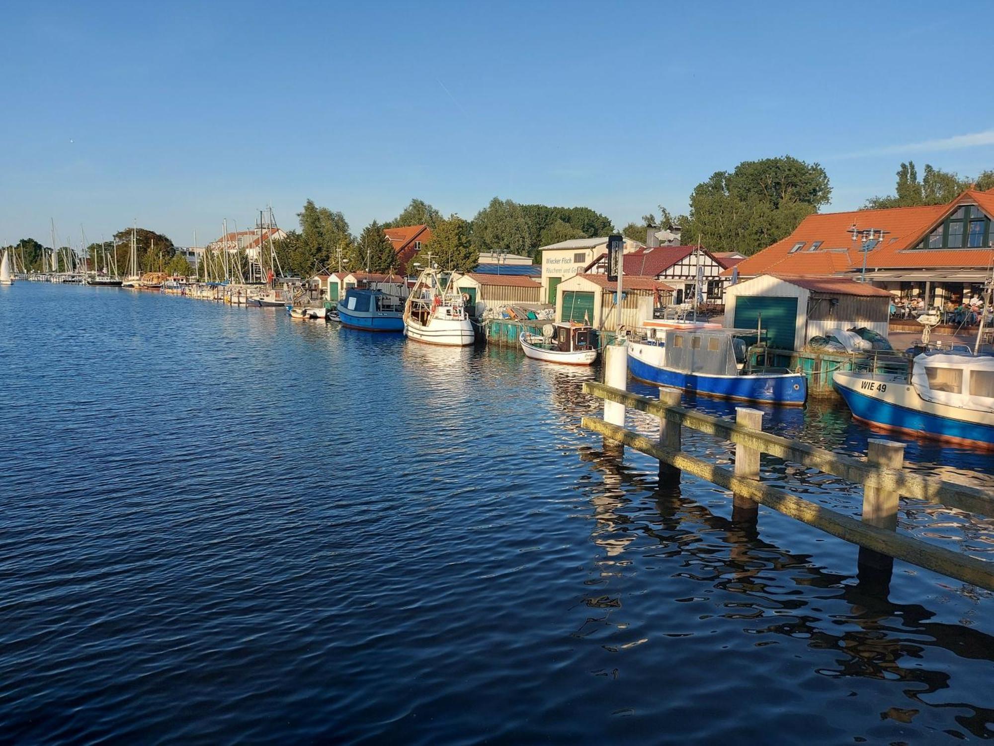 Hochwertige Ferienwohnung Direkt Am Wasser Mit Balkon Greifswald Eksteriør billede